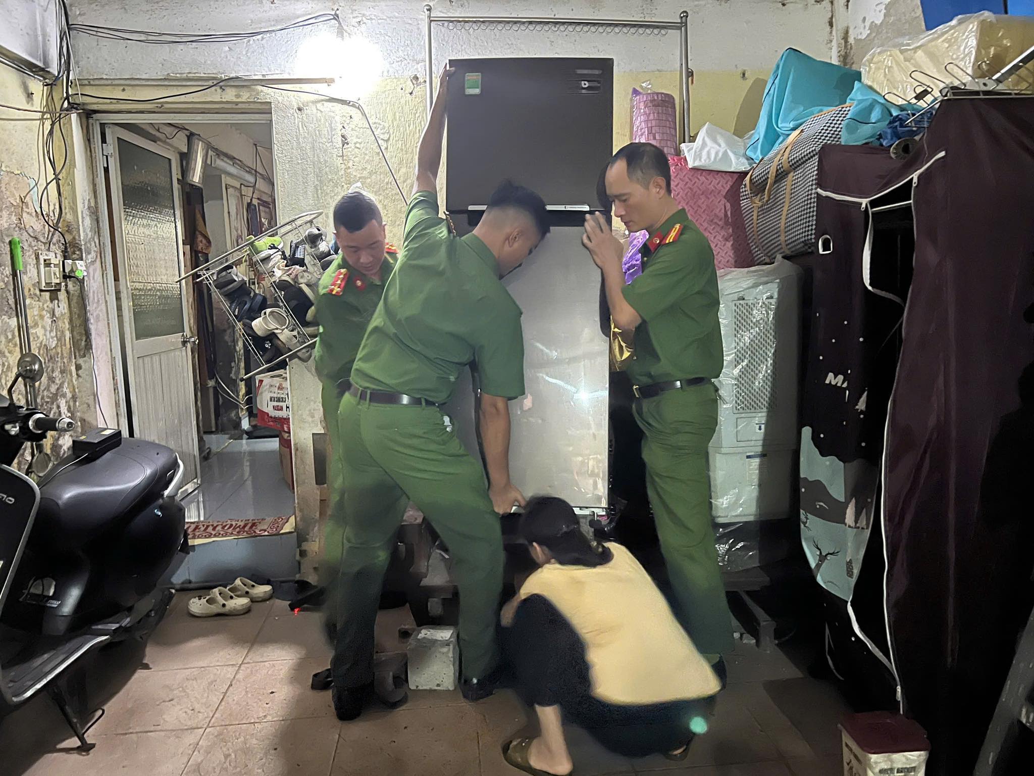 Công an phường Gia Viên chủ động ứng phó bão số 3 – Wipha, hỗ trợ nhân dân di dời đến nơi an toàn
